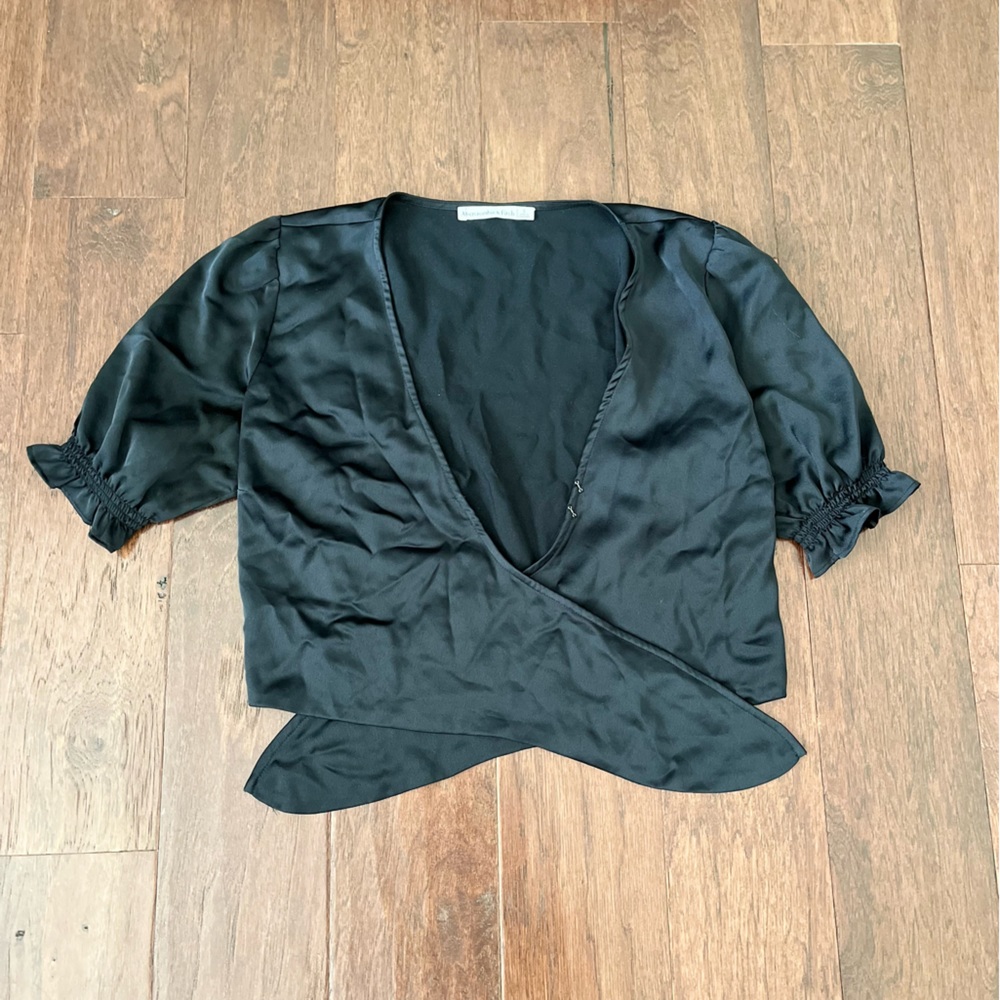❤️4 for $28 abercrombie silk puff sleeve tie top